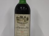 une bouteille de vin posée sur une table