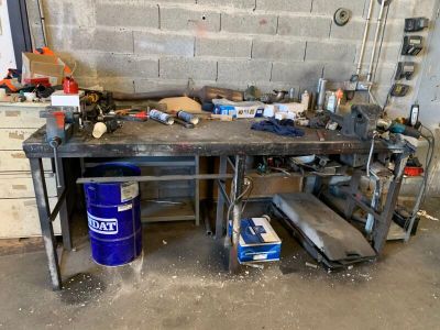 une image d'un établi avec des outils dessus