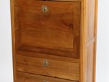 une grande commode en bois à trois tiroirs