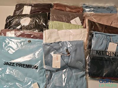 il y a beaucoup de vêtements pour hommes en vitrine dans le magasin
