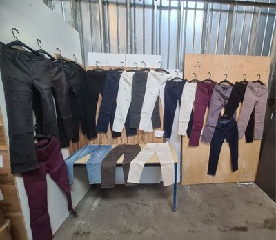 Ensemble de 20 pièces de vêtements comprenant principalement…
