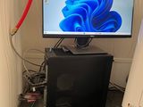 un ordinateur de bureau posé sur un bureau, à côté d'un écran d'ordinateur
