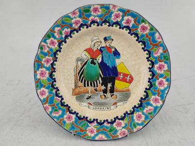 Assiette en faïence de LONGWY Lorraine avec deux personnages…