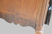 Commode en noyer de forme légèrement mouvementée (photo 6)