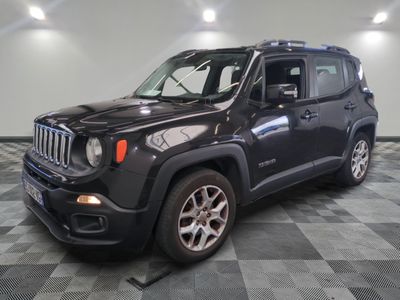 La Jeep Renegade est garée dans une grande pièce dont le sol est recouvert d'un motif à carreaux.