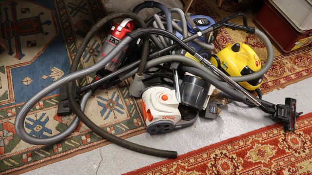 Lot comprenant : 3 aspirateurs sans sac, un nettoyeur vapeur, net...