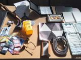 une table sur laquelle se trouvent un ordinateur portable, un téléphone portable et d'autres objets