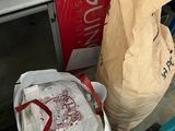un grand sac d'outils posé par terre à côté d'un tas d'autres objets