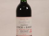 une bouteille de vin posée sur une table