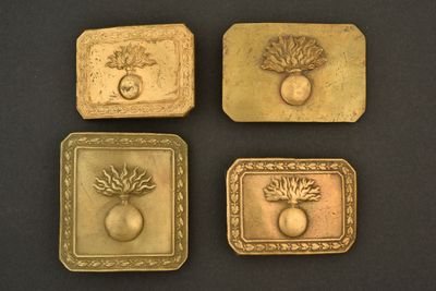 quatre plaques anciennes en laiton représentant des fruits et des légumes sur fond noir