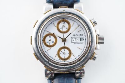 gros plan d'une montre-bracelet avec un bracelet bleu