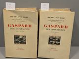 deux livres posés l'un à côté de l'autre sur une table