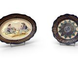 deux assiettes décoratives ornées d'oiseaux sur un fond blanc