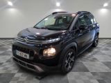 la citrole noire est garée sur un carrelage en damier