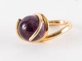 une image représentant une bague en or sertie d'une pierre violette