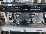 une machine à café posée sur un comptoir
