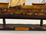 une maquette en bois représentant un bateau à voiles