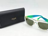 gros plan d'une paire de lunettes de soleil sur une surface blanche