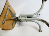 un objet métallique fixé à une chaise en bois