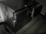 une photo en noir et blanc d'une cuisine avec une cuisinière