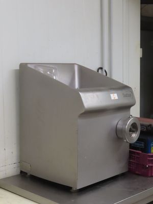 une machine posée sur un comptoir