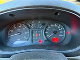 un gros plan du tableau de bord d'une voiture, avec un compteur de vitesse et des jauges