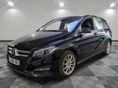 Une Mercedes Classe B noire est garée sur un sol à damier
