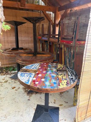 une table sur laquelle se trouvent de nombreuses tuiles de différentes couleurs