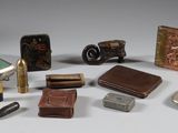 de nombreux types de briquets différents et des briquets posés sur la table