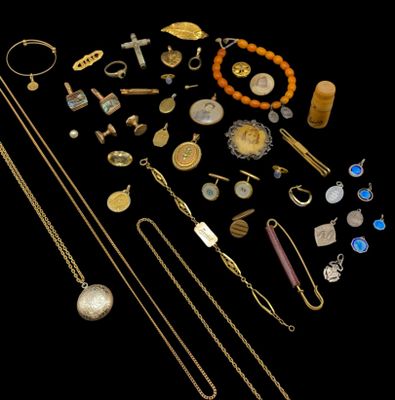 un assortiment de bijoux en or et en argent sur fond noir