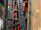 une boîte en bois contenant tout un tas d'outils