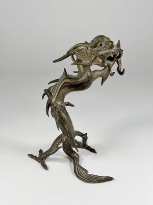 statue en bronze représentant une sirène tenant un poisson dans la bouche
