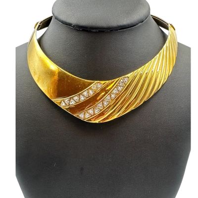 LANVIN Collier torque en métal doré à décor de pierres blanc…