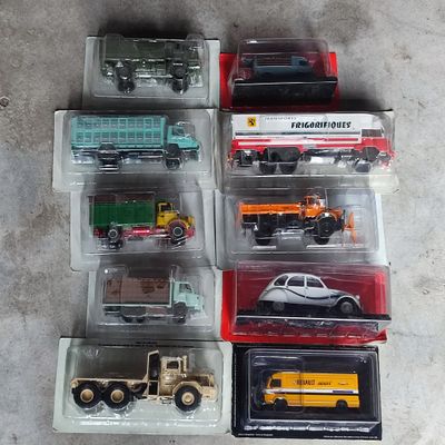 il y a plein de petites voitures et de petits camions dans la boîte
