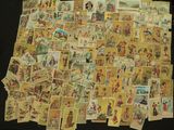 beaucoup de vieilles cartes postales posées sur une table noire