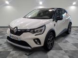 la voiture blanche est garée sur un sol en damier dans le garage
