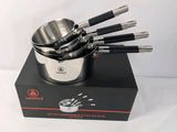 un ensemble de cinq casseroles et poêles en acier inoxydable présenté dans un coffret noir