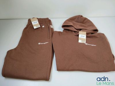 un pantalon de survêtement marron avec une capuche