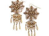 une paire de boucles d'oreilles ornées de fleurs et de perles
