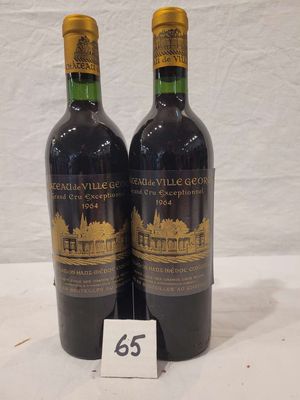 deux bouteilles de vin posées sur une table, à côté d'une étiquette de prix