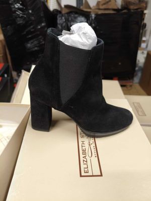 bottines en daim noir ornées d'un nœud blanc au talon