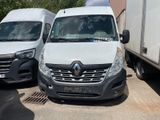 deux camionnettes blanches garées l'une à côté de l'autre dans un parking