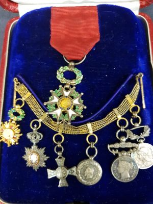 un petit écrin contenant une médaille et d'autres objets