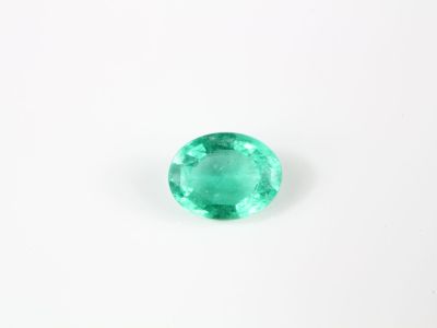 des pierres précieuses vert émeraude sur un fond blanc