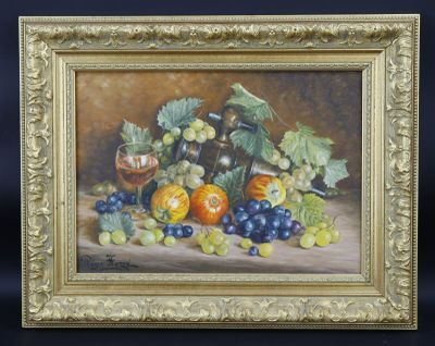 tableau représentant une nature morte composée de raisins, de pommes et d'oranges posés sur une table
