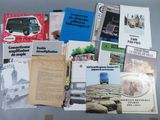 de nombreux types de brochures disposés sur une table