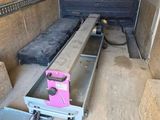 une photo d'un camion équipé d'un banc, avec ce banc à l'arrière