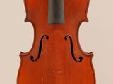 un vieux violon avec un archet sur fond blanc