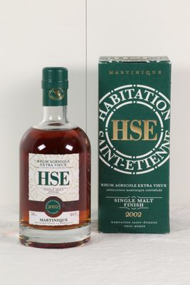 une image représentant une bouteille de whisky à côté d'une boîte