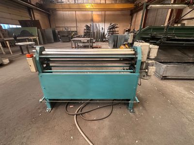 l'image d'une machine située à l'intérieur d'un bâtiment